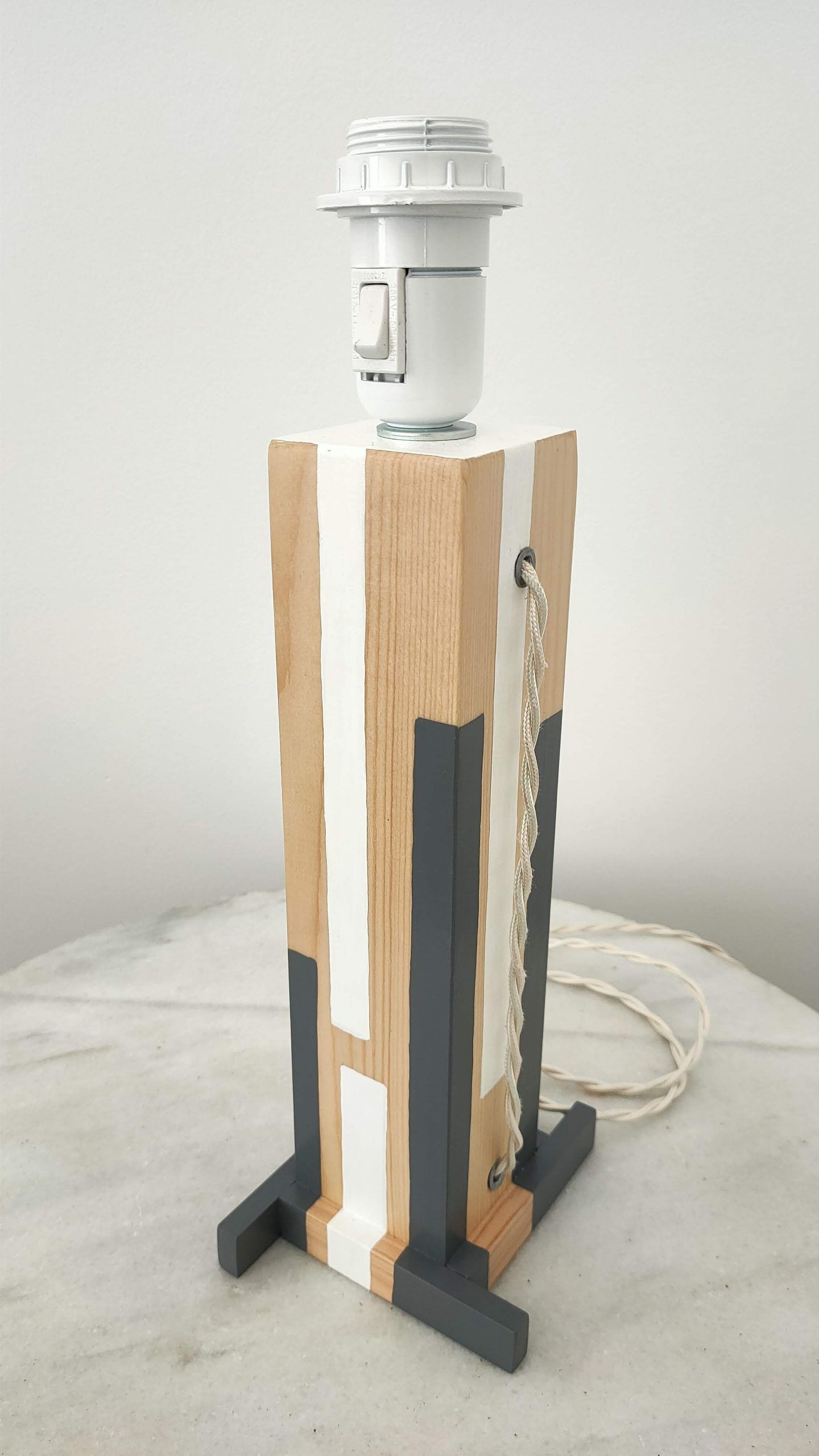 Lámpara de mesa de madera restaurada Lámpara de mesa de madera restaurada