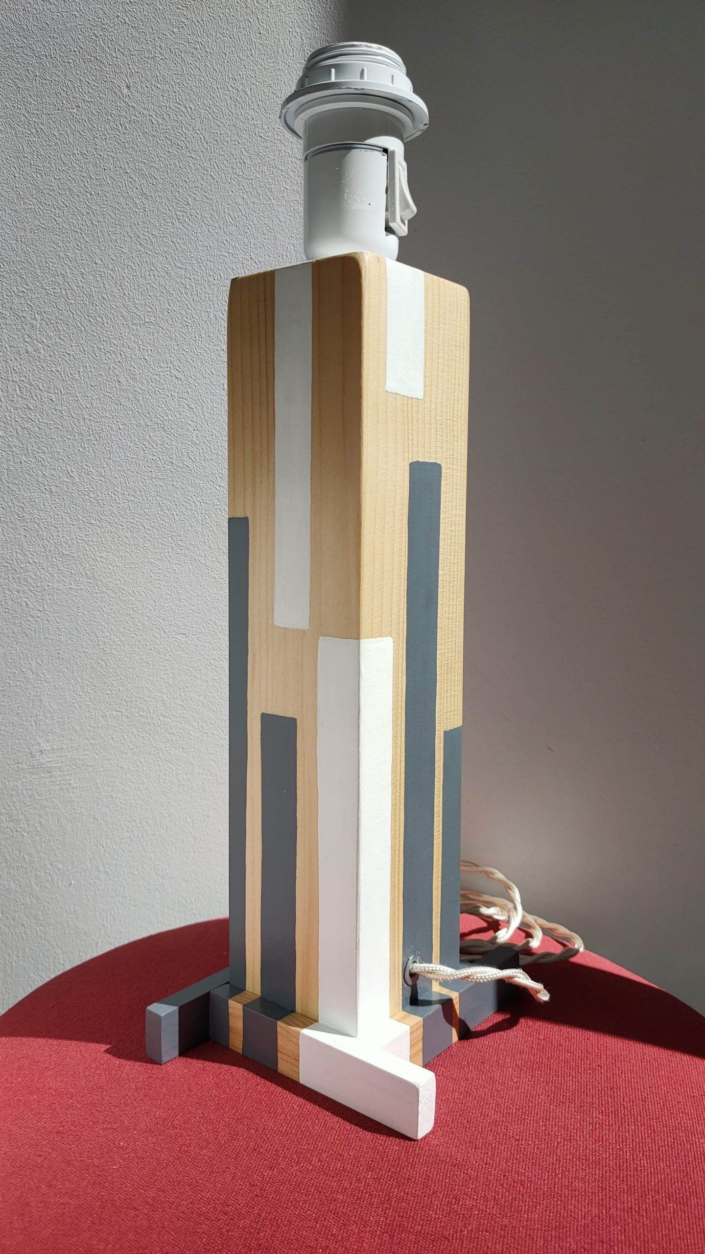 Lámpara de mesa de madera restaurada. Jaba 3 Lámpara de mesa de madera restaurada. Jaba 3